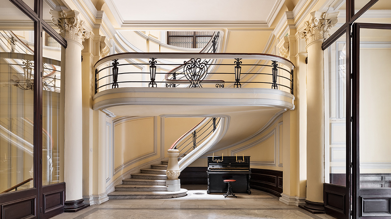 Interior de un edificio de arquitectura contemporánea con diseño editorial.