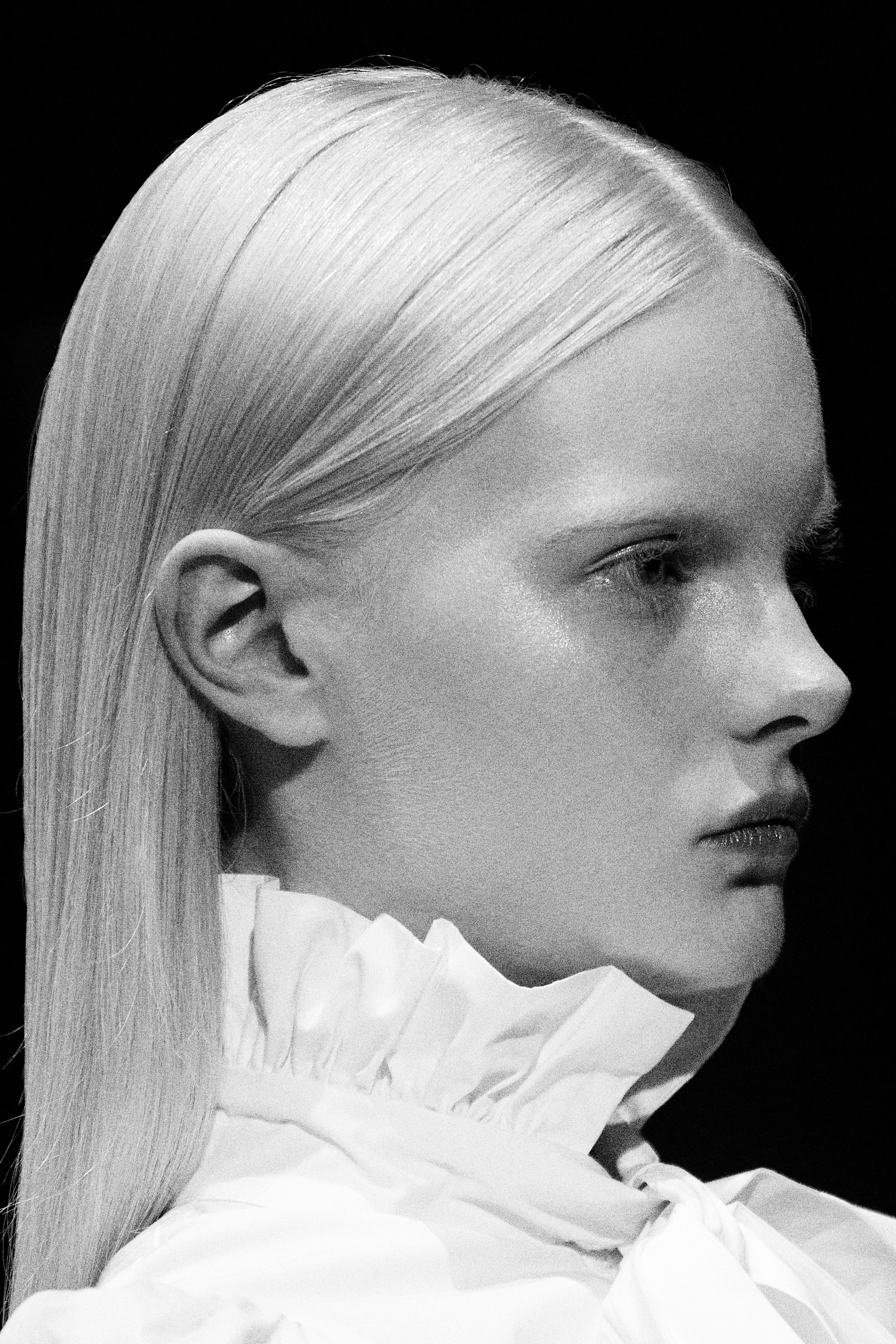 Primer plano editorial de una modelo femenina en blanco y negro.