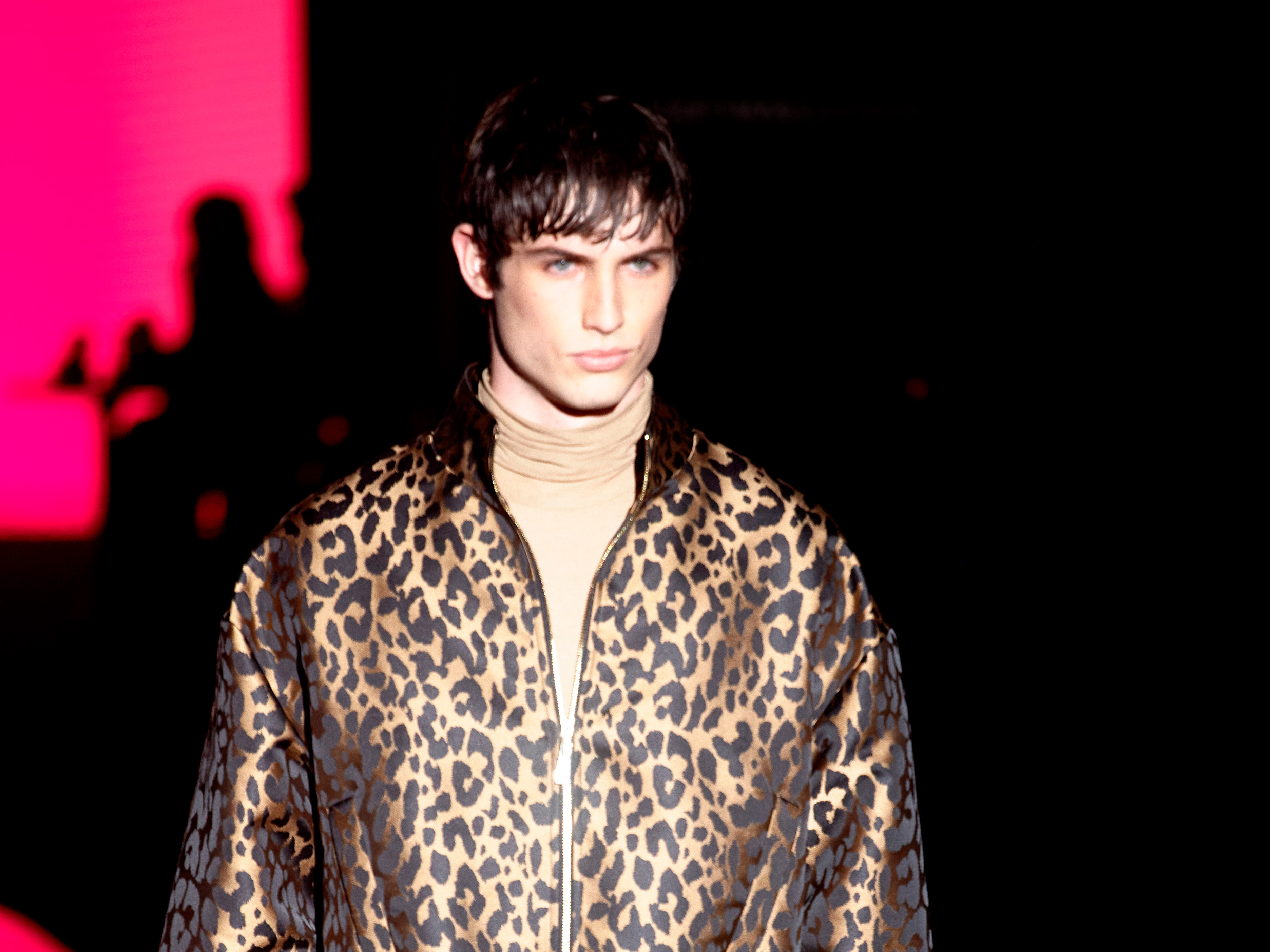 Primer plano de un modelo masculino durante la Semana de la Moda de Madrid.