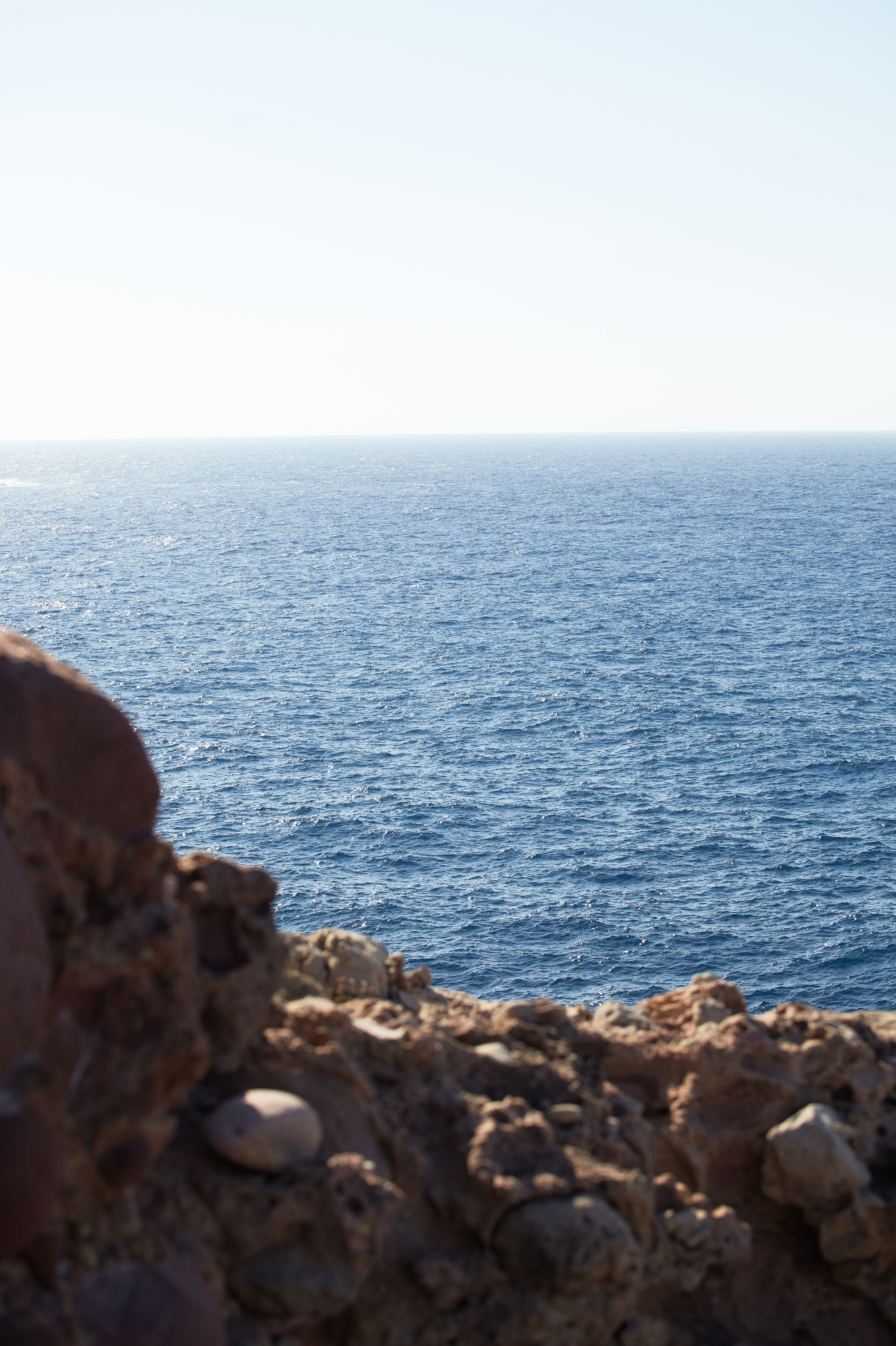 Horizonte azul del Mediterráneo visto desde los acantilados de Cala Morell.