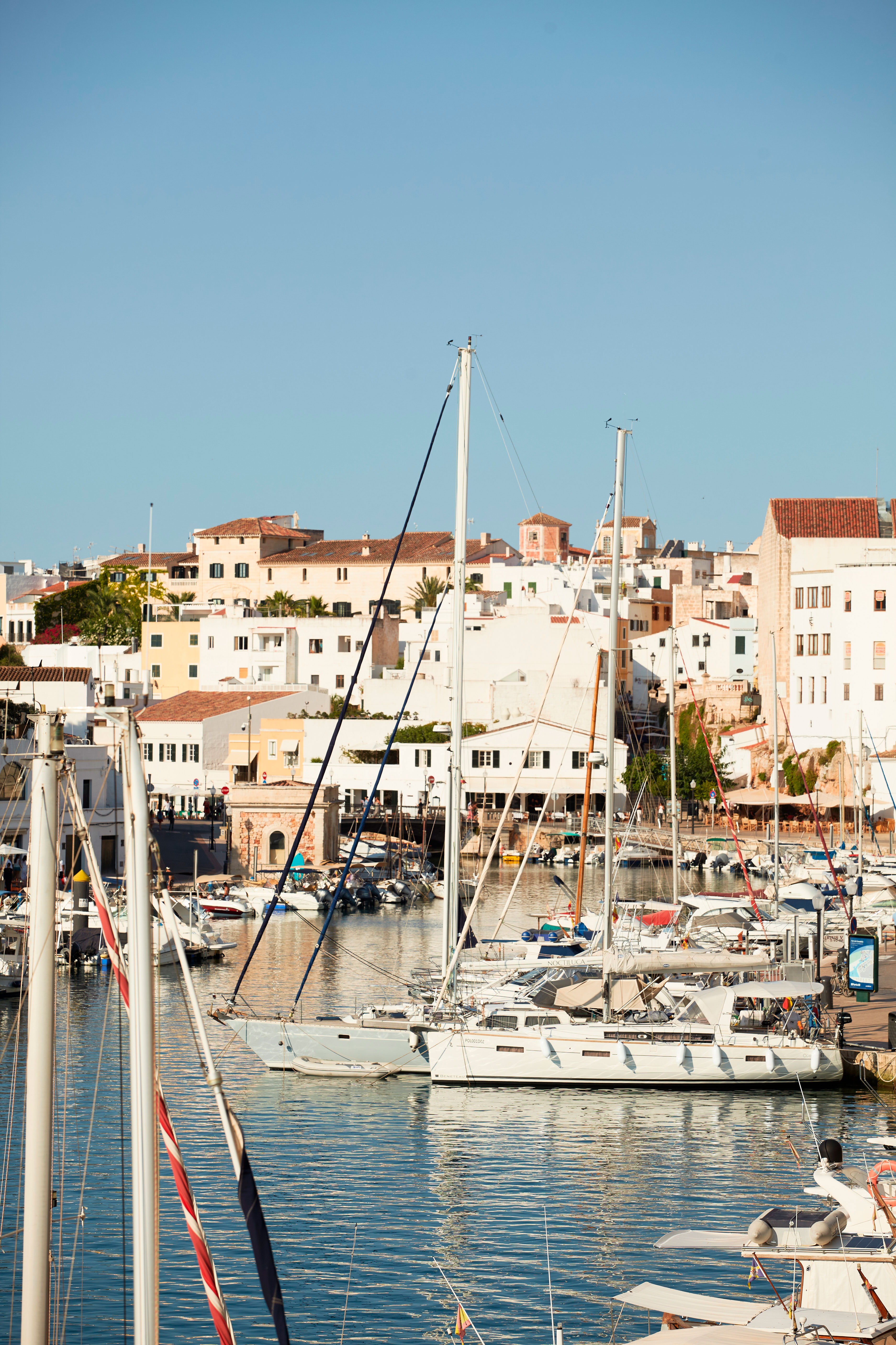 Vista panorámica de la ciudad de Menorca al atardecer junto al Mediterráneo.