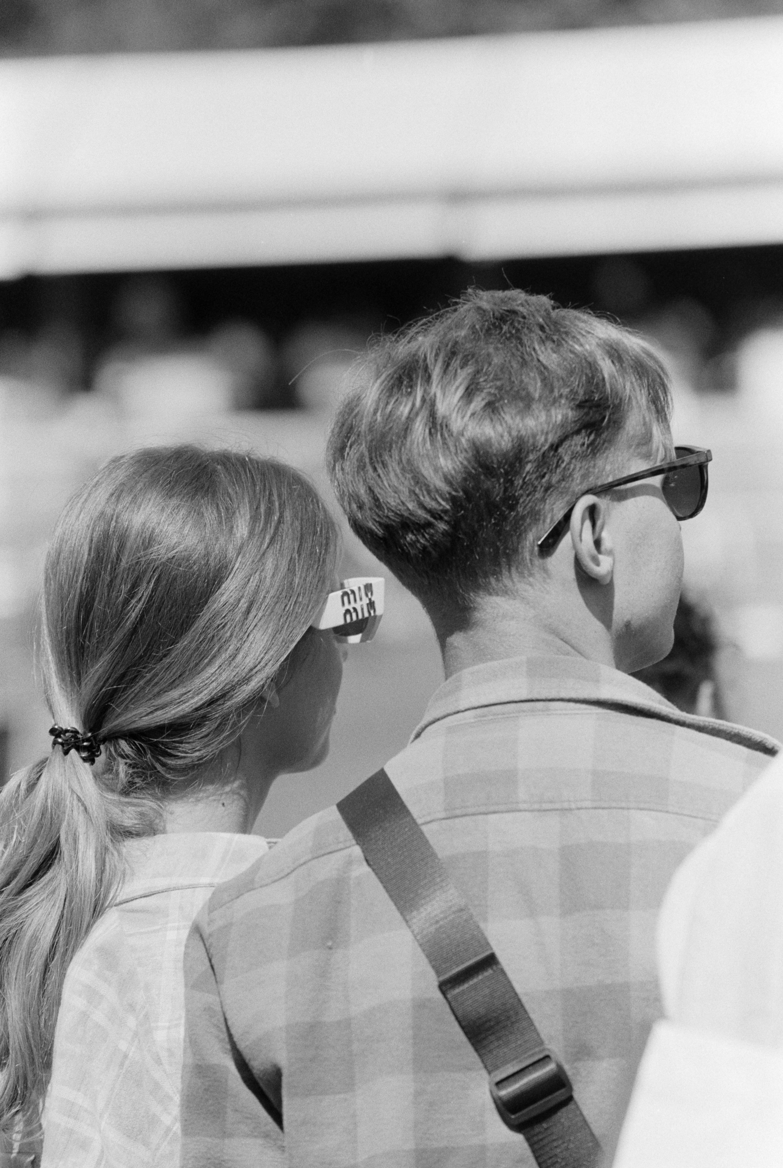 Retrato analógico en blanco y negro tomado en el Hipódromo de Madrid durante la temporada primavera-verano