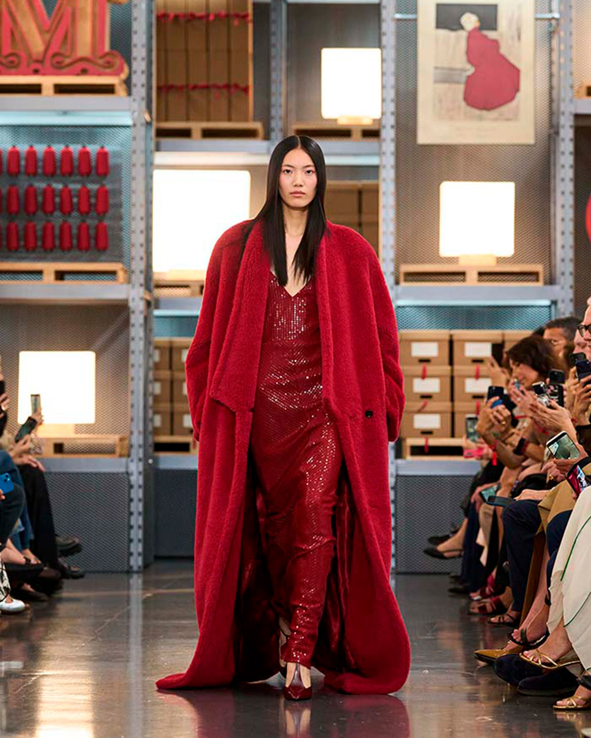Cierre del desfile Max Mara Resort 2027 en el Long Museum de Shanghái con siluetas elegantes y depuradas