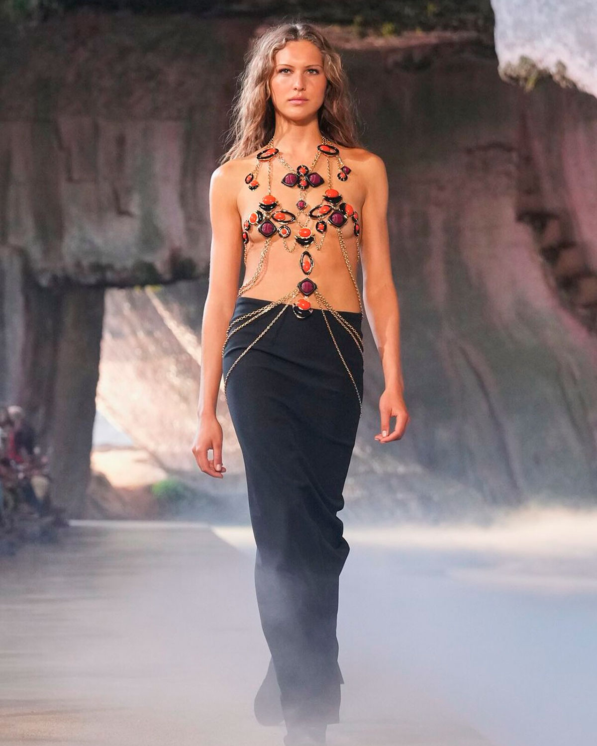 Angelina Kendall en el cierre del desfile Pucci Primavera-Verano 2026 en Ortigia con un top joya de inspiración mediterránea