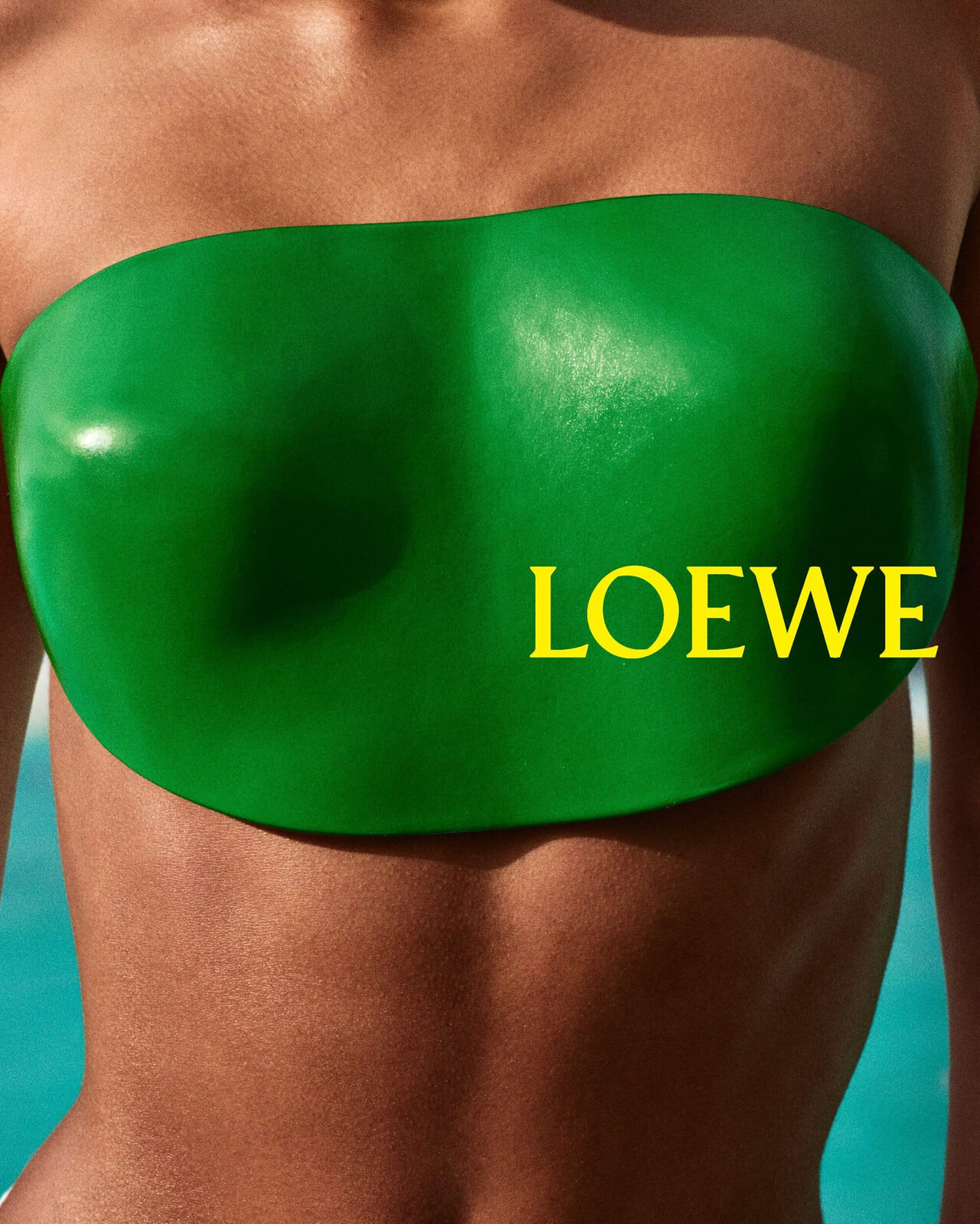 Modelo con crop top escultórico verde en la campaña Pre-Fall 2026 de Loewe
