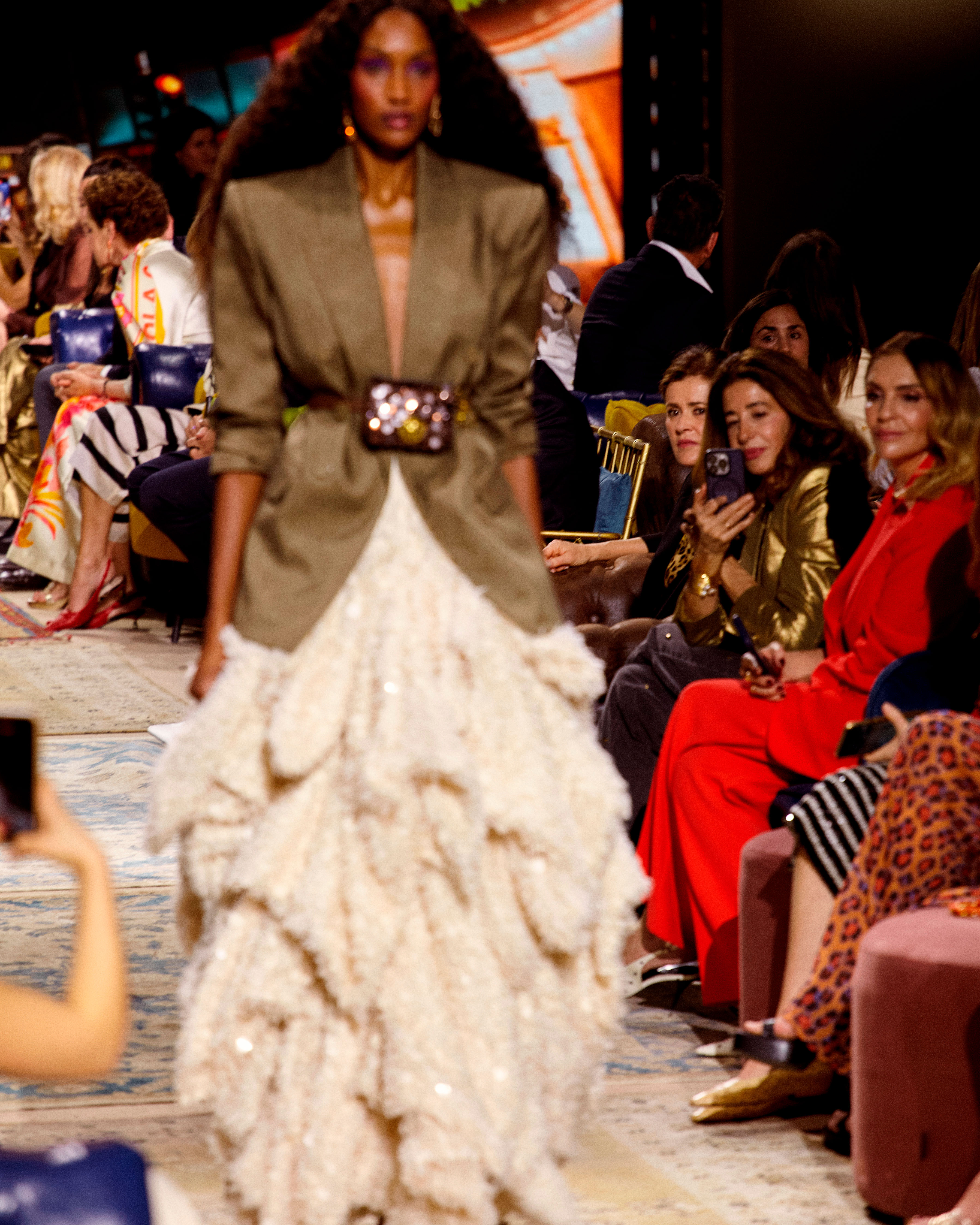 Look del desfile Lola Casademunt en la Mercedes-Benz Fashion Week Madrid Otoño-Invierno 2026/2027 con flores, plumas y glamour contemporáneo