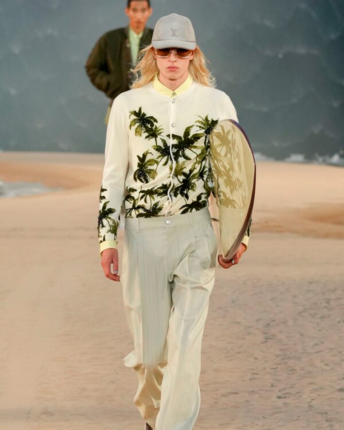 Modelo en el desfile Louis Vuitton Primavera-Verano 2027 en París inspirado en la cultura del surf y el océano