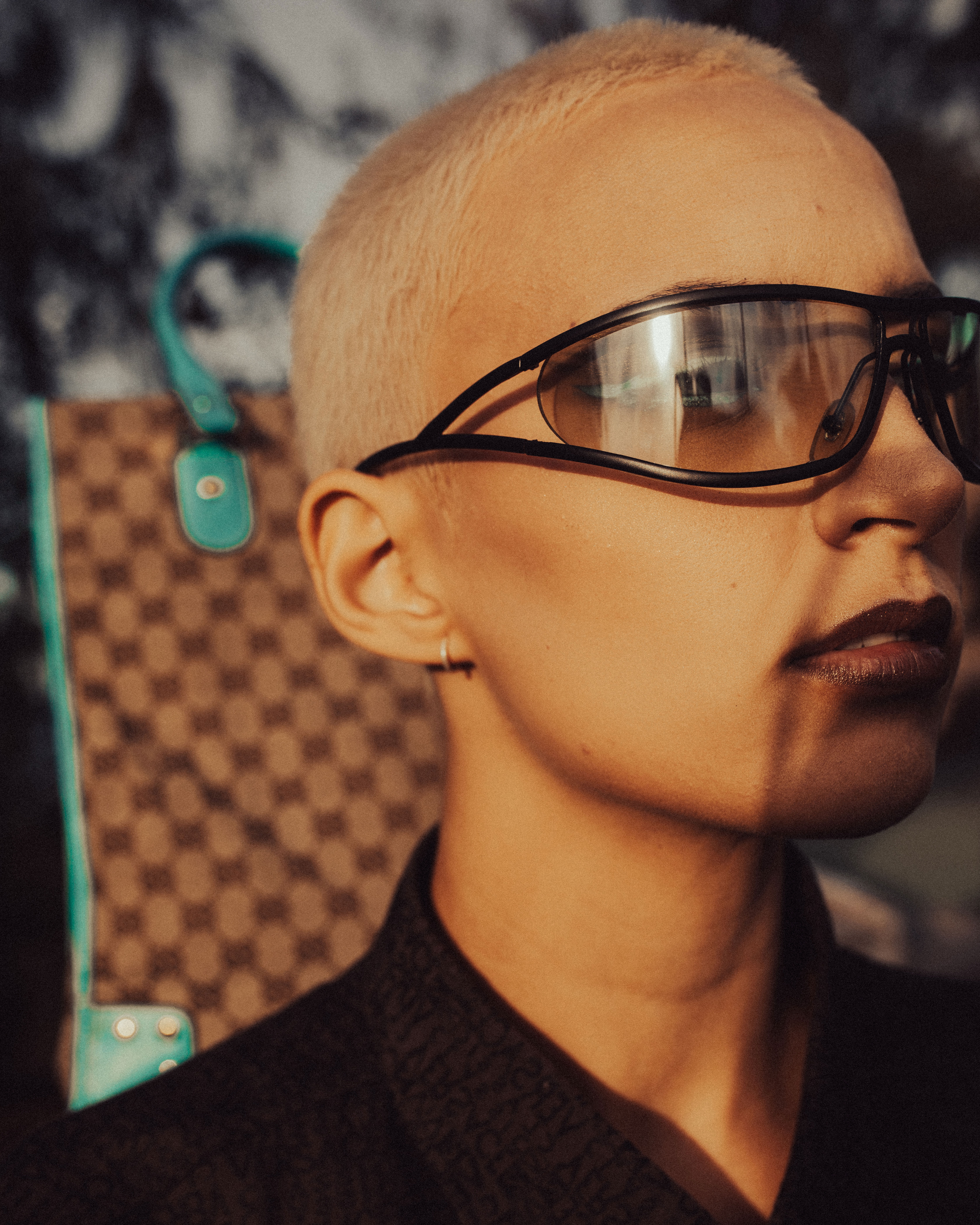 Primer plano de la editorial de moda Donde vuelve la mirada, con gafas de sol O'Neill y bolso Gucci