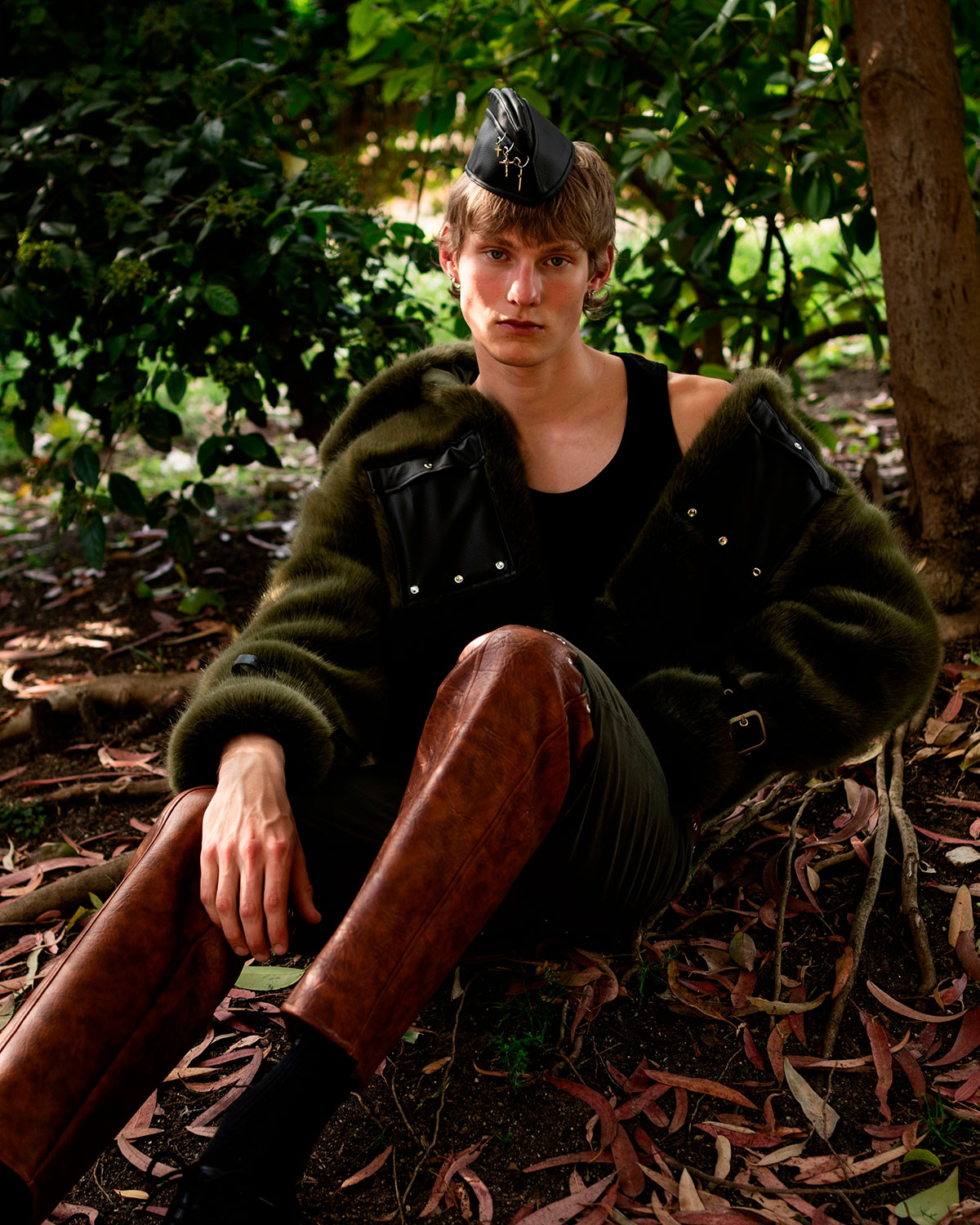 Modelo posando junto a un árbol para la editorial Fields of Neverland en Madrid