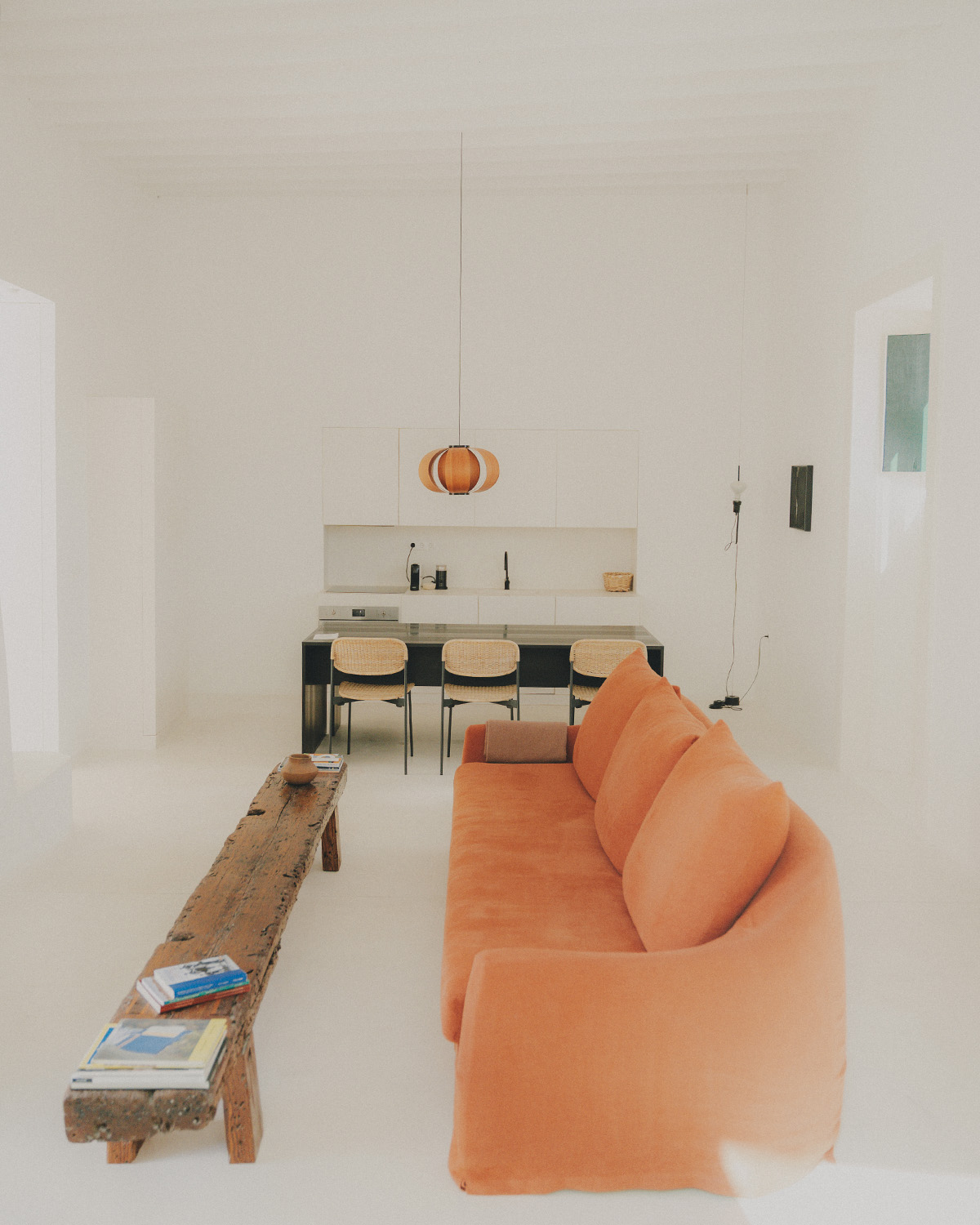 Vista interior de Casa Montelongo con arquitectura tradicional canaria reinterpretada en clave contemporánea