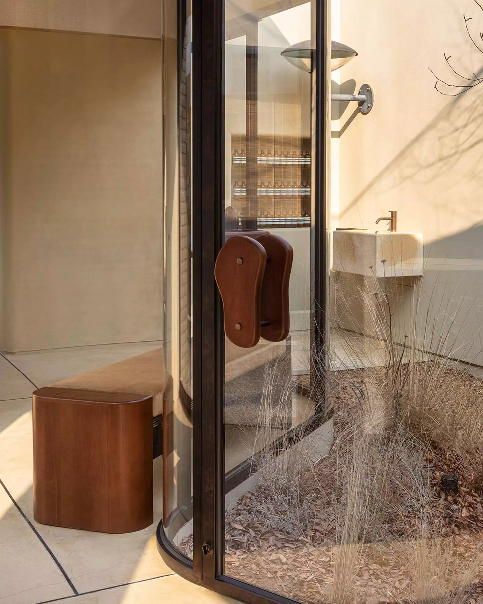 Vista de The Rain Garden de Aesop Seongsu con vegetación y elementos de agua