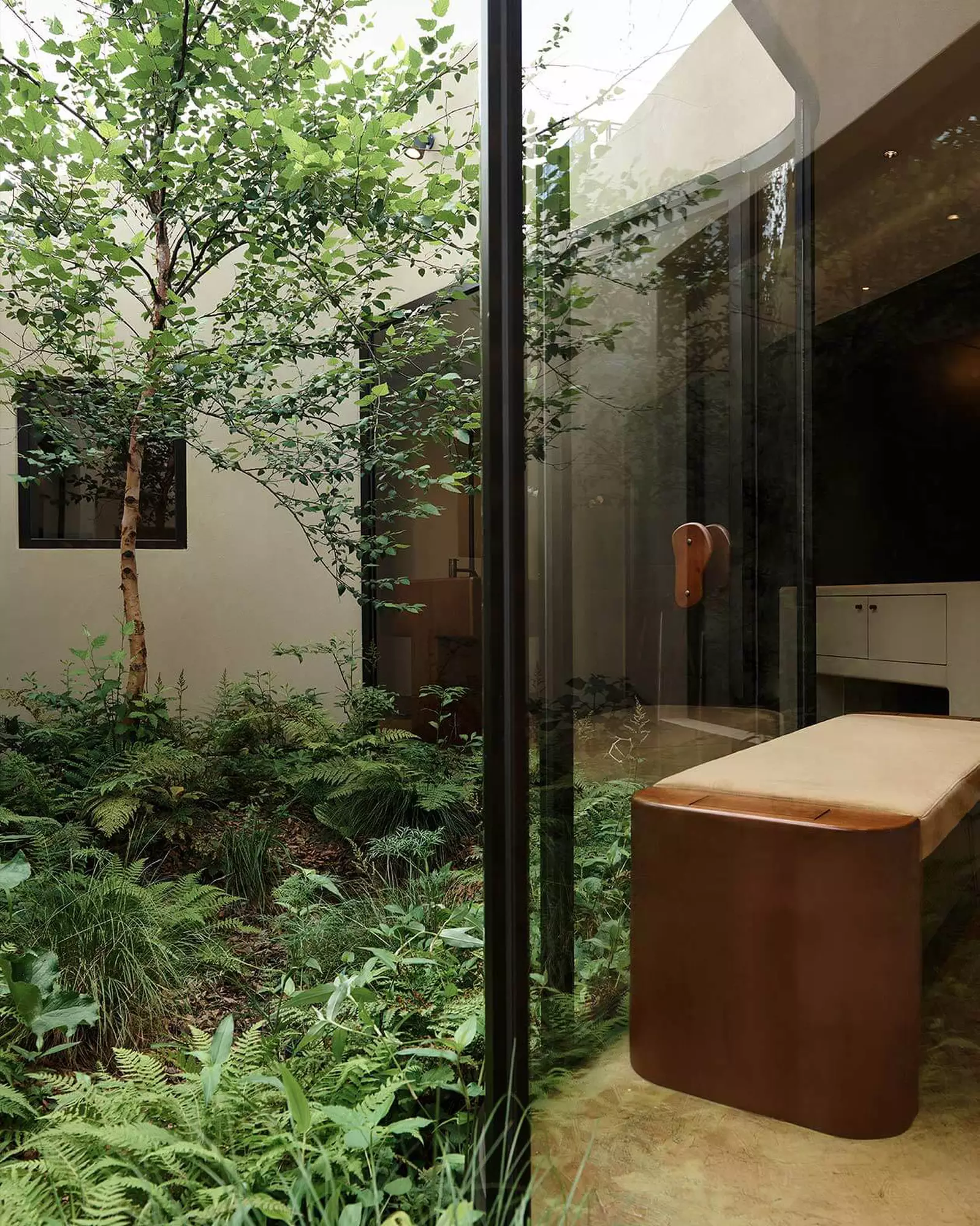 Vegetación del Rain Garden de Aesop Seongsu integrada en el espacio exterior
