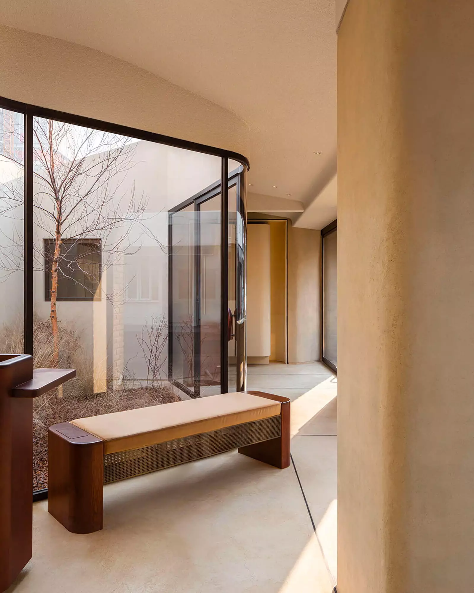 The Rain Garden de Aesop Seongsu con vegetación y elementos de agua