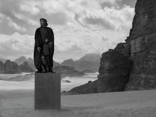 Ahmed junto a sus hijos en Jordania, retratados por Nick Brandt para la serie The Day May Break en 2024