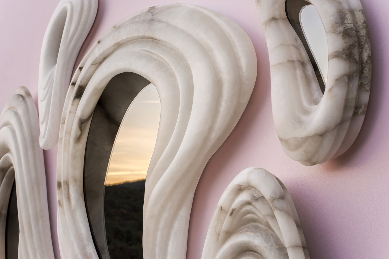 Aqua Fossil Mirror de Amarist Studio, espejo escultórico inspirado en la erosión y las formas naturales