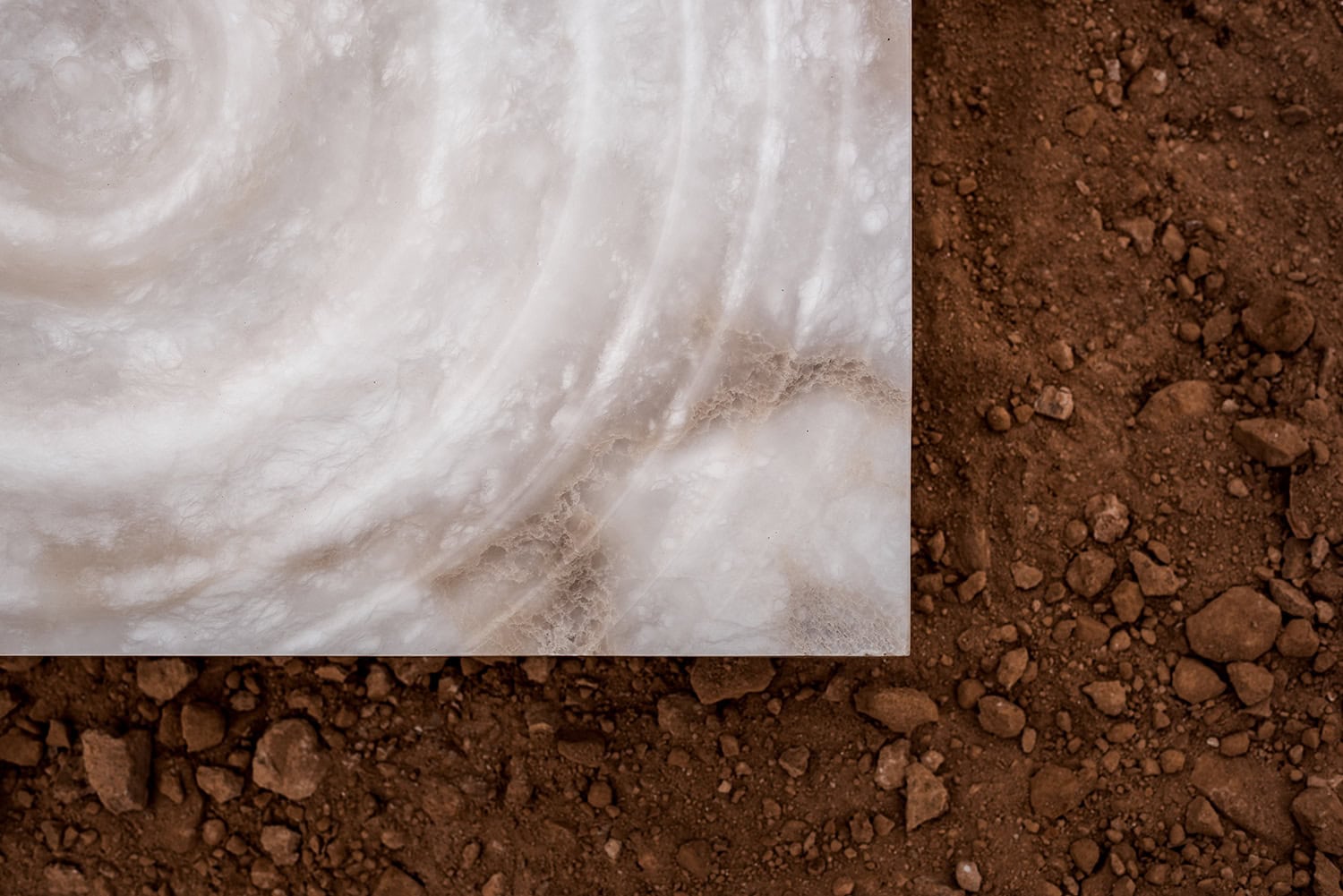 Aqua Fossil Quarry de Amarist Studio, pieza escultórica inspirada en los procesos de transformación de la materia