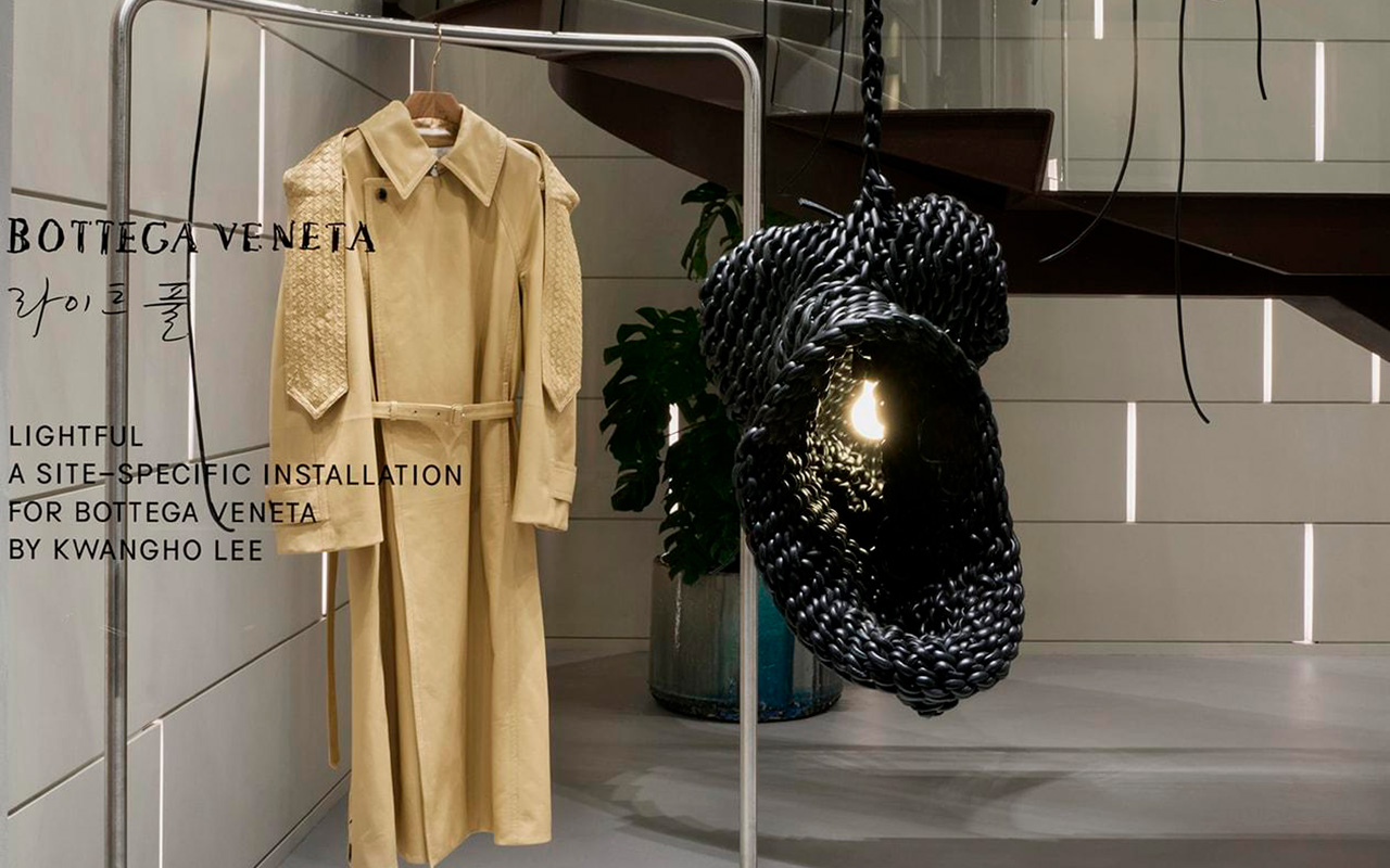 Instalación Lightful de Kwangho Lee para Bottega Veneta durante la Milan Design Week 2026, donde la luz y la artesanía dialogan con la artesanía contemporánea