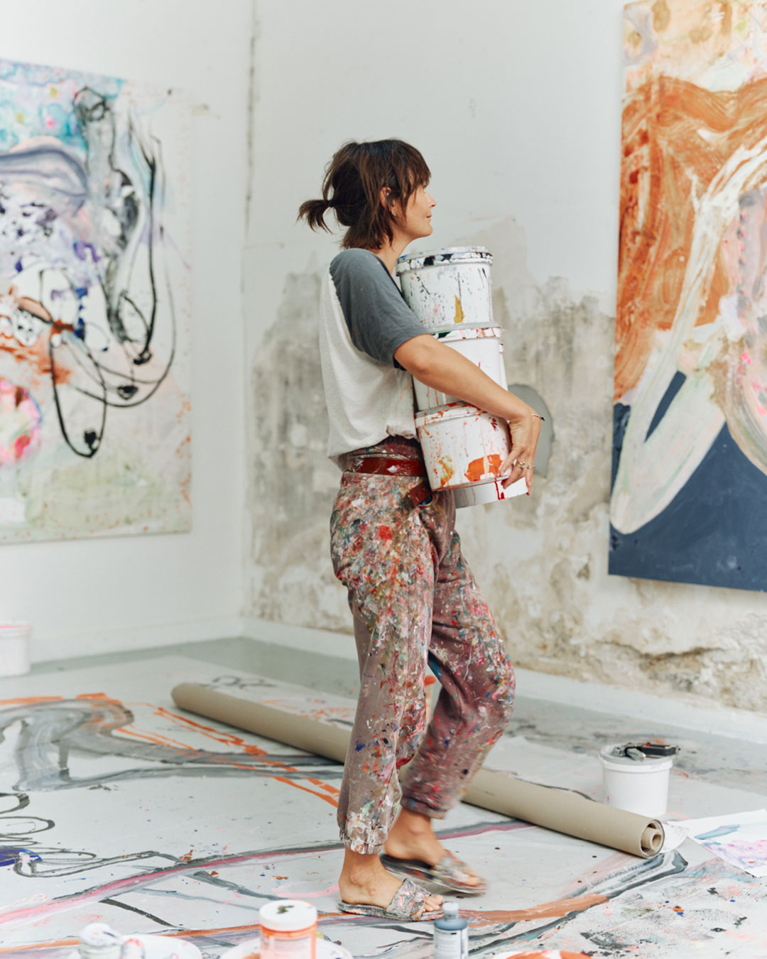 Jedda-Daisy Culley preparando pintura durante el proceso de creación de sus obras.