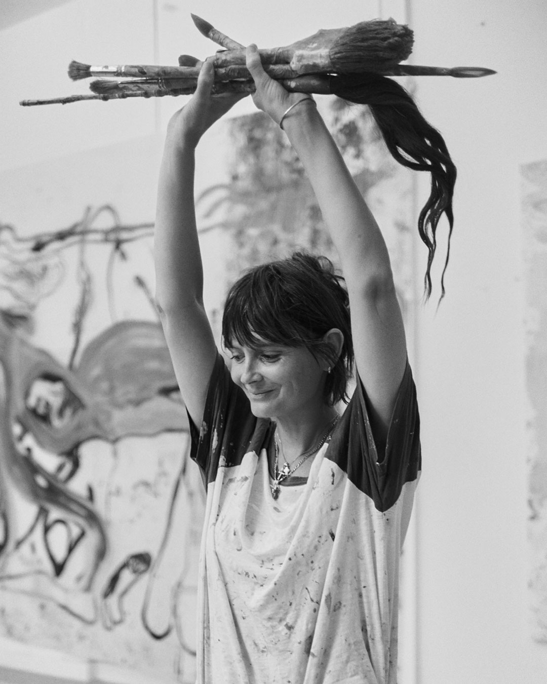 Retrato de Jedda-Daisy Culley durante la exposición Lucid Bodies en Cassandra Bird Paris Gallery.