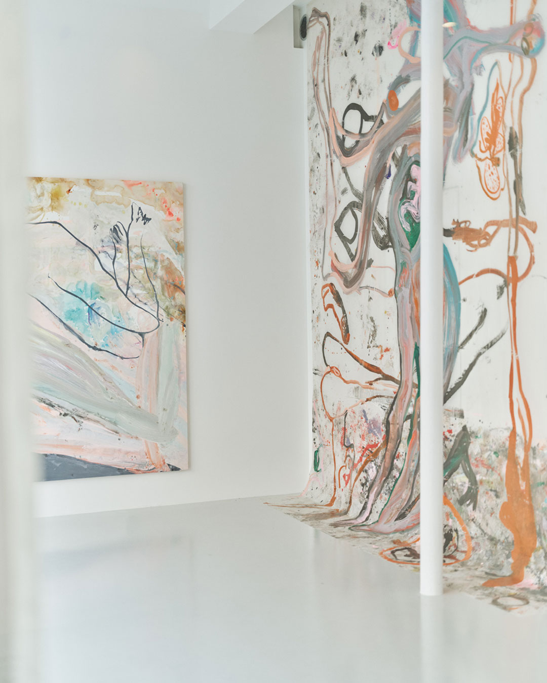 Interior de Cassandra Bird Paris Gallery en París durante la exposición Lucid Bodies de Jedda-Daisy Culley.