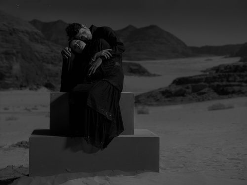 Majed y Mariam retratados en Jordania por Nick Brandt bajo luz nocturna en 2024