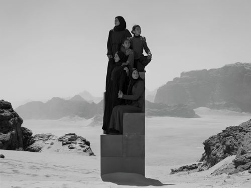 Las hijas de Rakan retratadas en Jordania por Nick Brandt para la serie The Day May Break en 2024