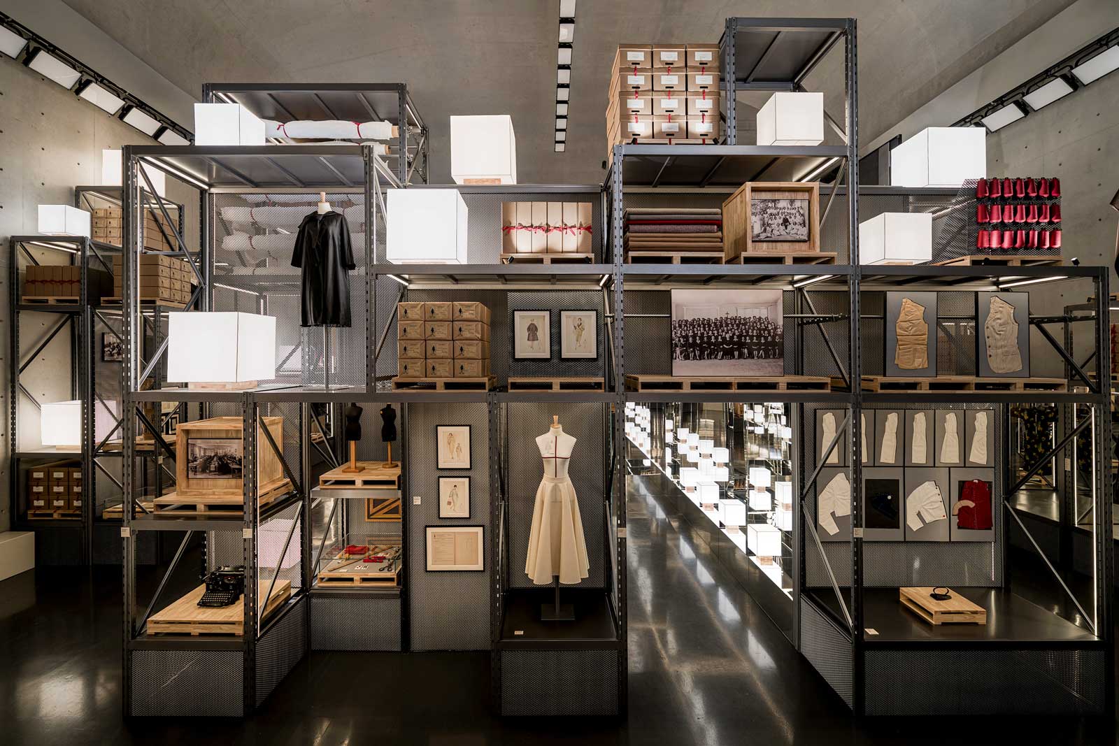 Instalación y presentación de The Max de Max Mara Resort 2027, un archivo vivo que reinterpreta el legado de la maison