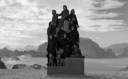 Shaila junto a varias familias desplazadas en Jordania, retratadas por Nick Brandt para la serie The Day May Break en 2024