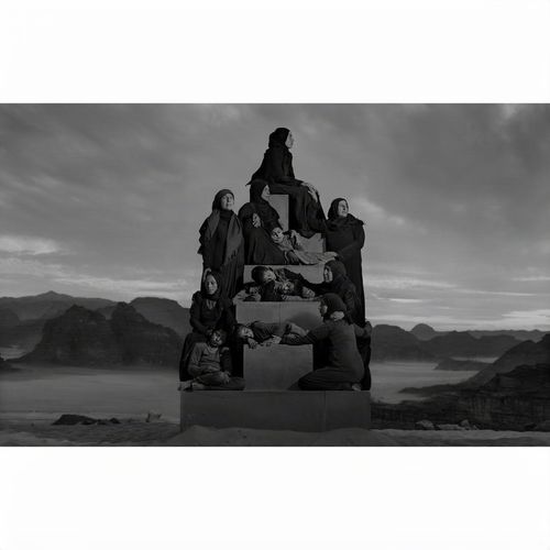 Varias mujeres sostienen a niños dormidos durante una sesión fotográfica de Nick Brandt en Jordania