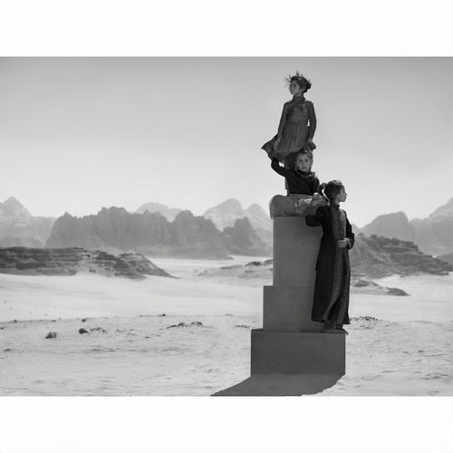 Zaina, Laila y Haroub retratadas por Nick Brandt en Jordania para la serie The Day May Break
