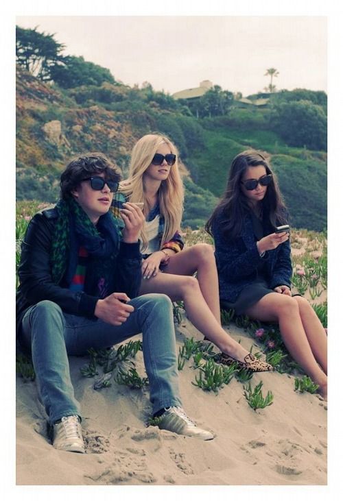 Jóvenes caminando por la universidad