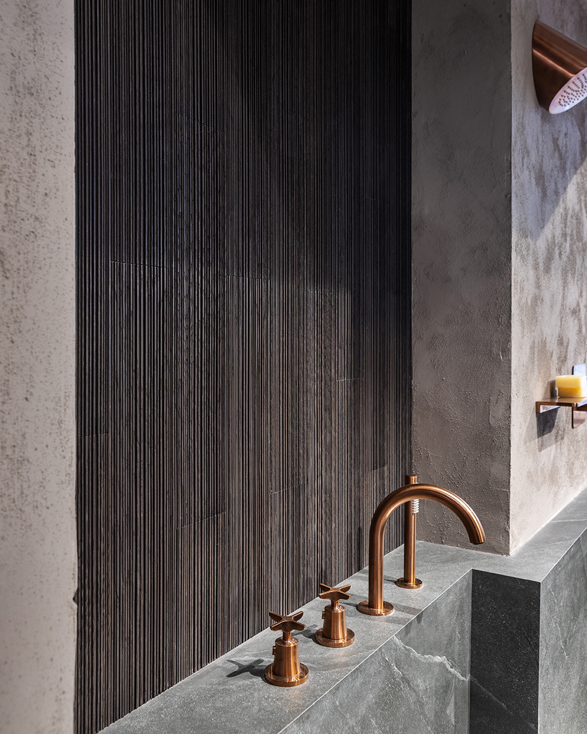 Interior de baño contemporáneo con luz y superficies espejadas en el proyecto Ofuro de Casa Decor 2026