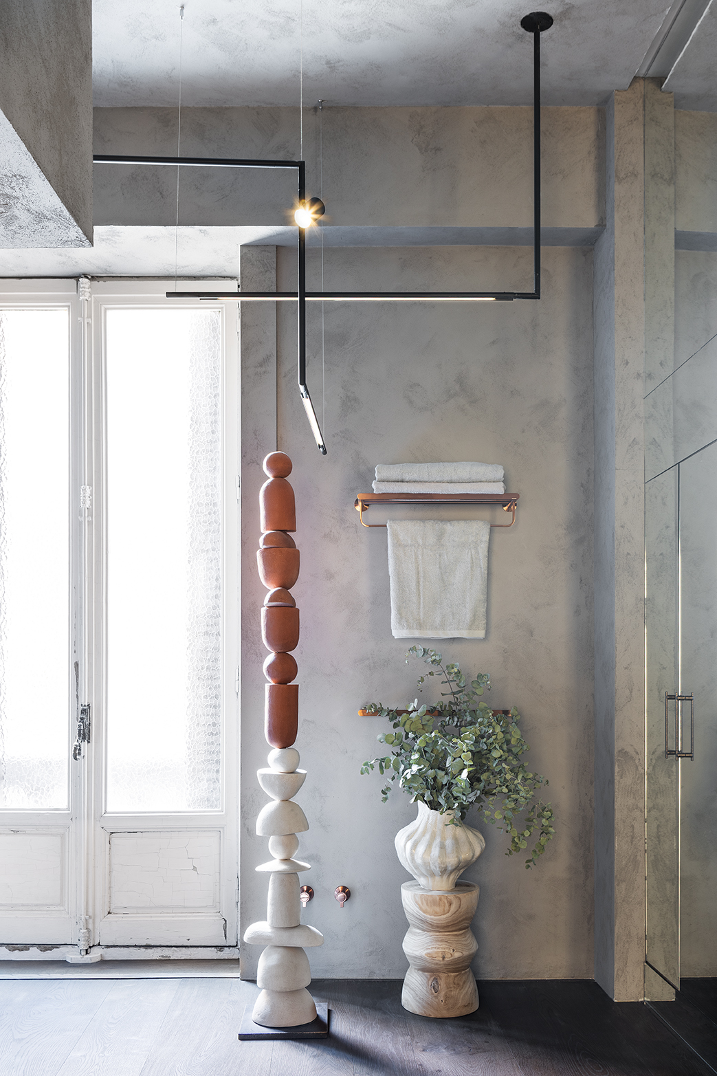 Detalle de grifería en cobre cepillado en el espacio Ofuro de Casa Decor 2026 diseñado por Carmen Barasona