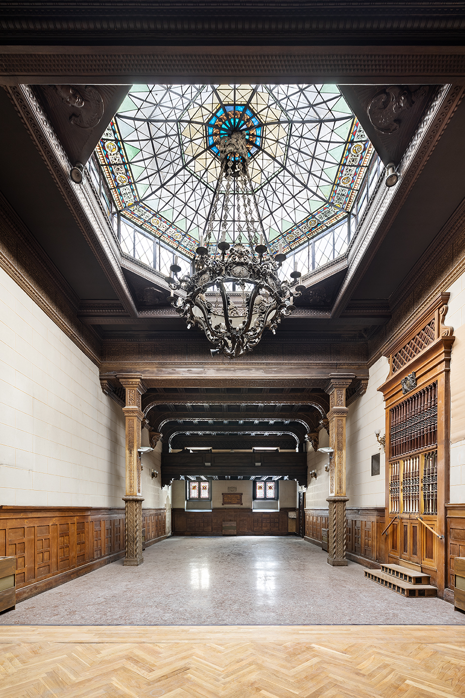 Interior de la capilla restaurada del antiguo palacio en Casa Decor 2026