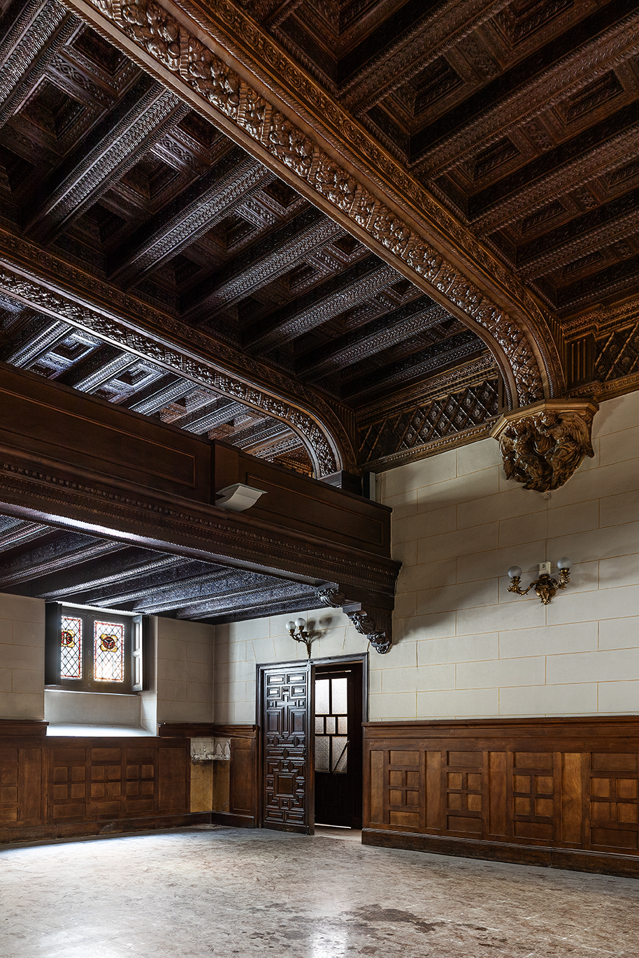 Detalle ornamental del interior de la capilla en Casa Decor 2026