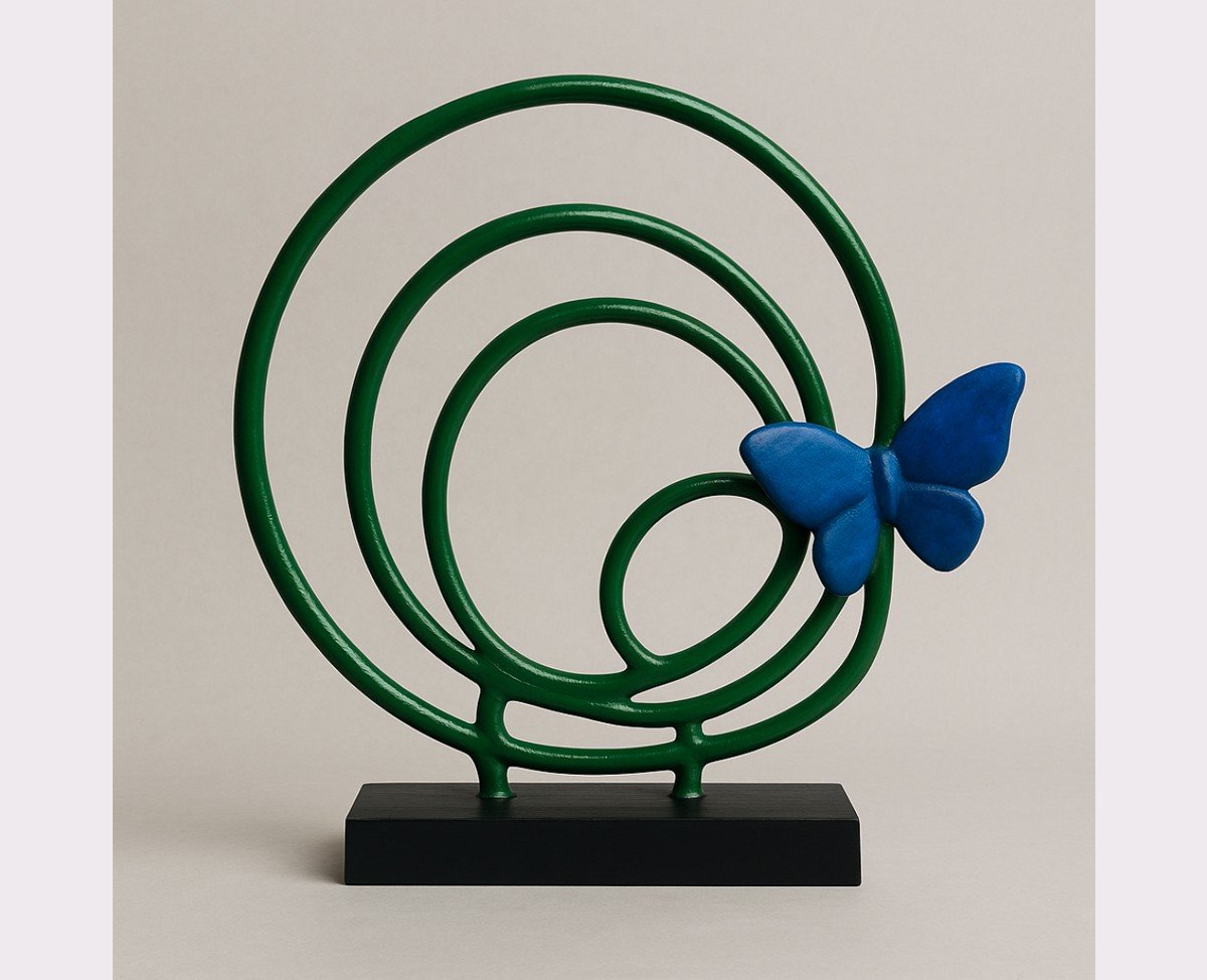 Escultura Mariposa Azul de Cristina Iturrioz, efecto de vuelo suspendido en metal