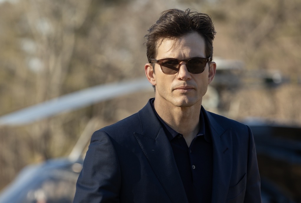 Ashton Kutcher interpretando al líder de La Corporación en The Beauty FX