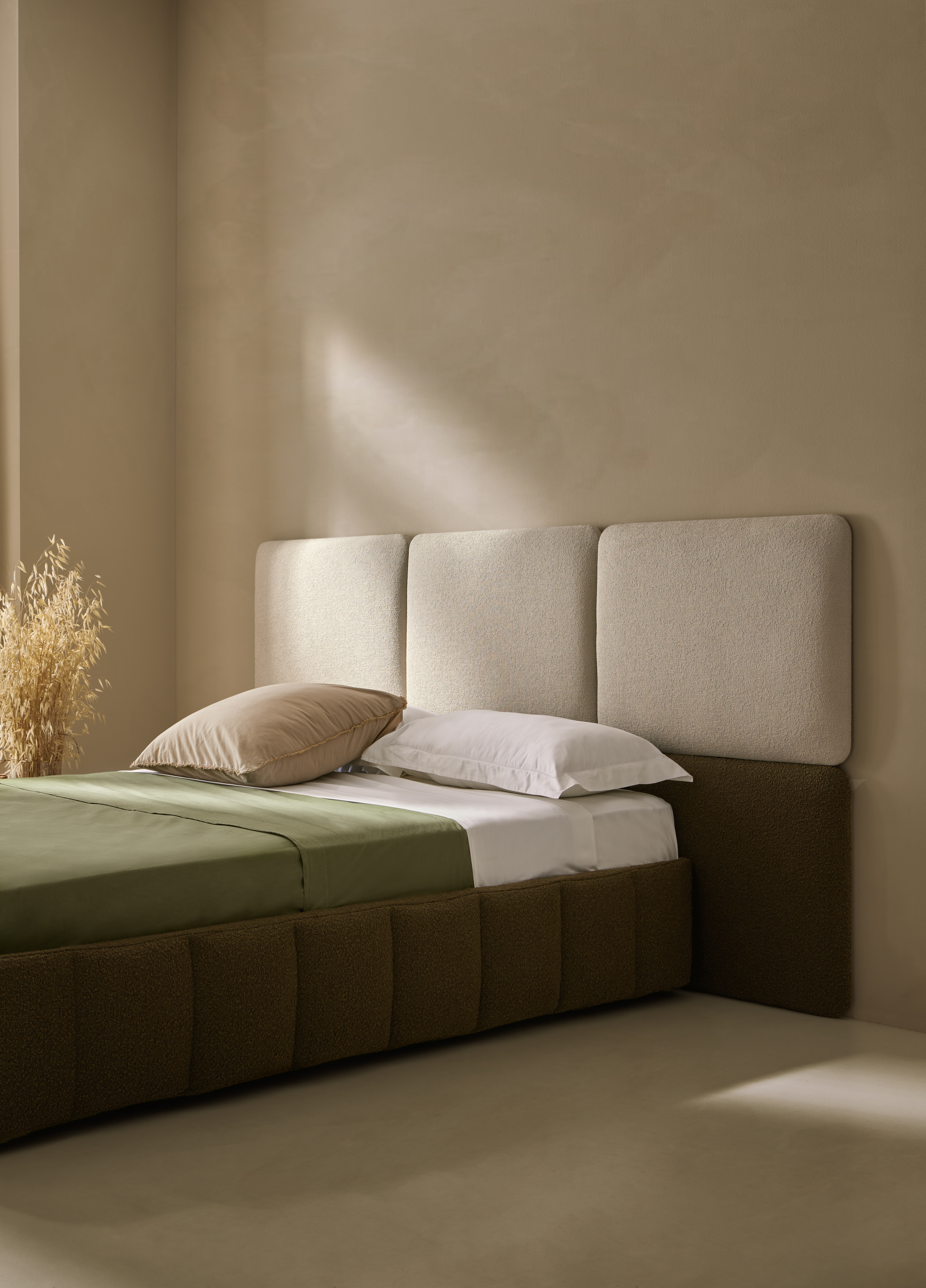 Dormitorio contemporáneo con cama tapizada y cabecero modular concebido como una composición de formas, textura y color