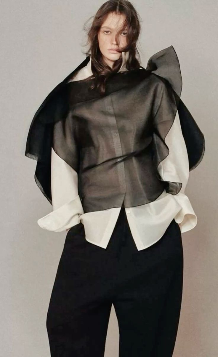 Imagen conceptual de moda contemporánea con estilismo experimental y silueta abstracta