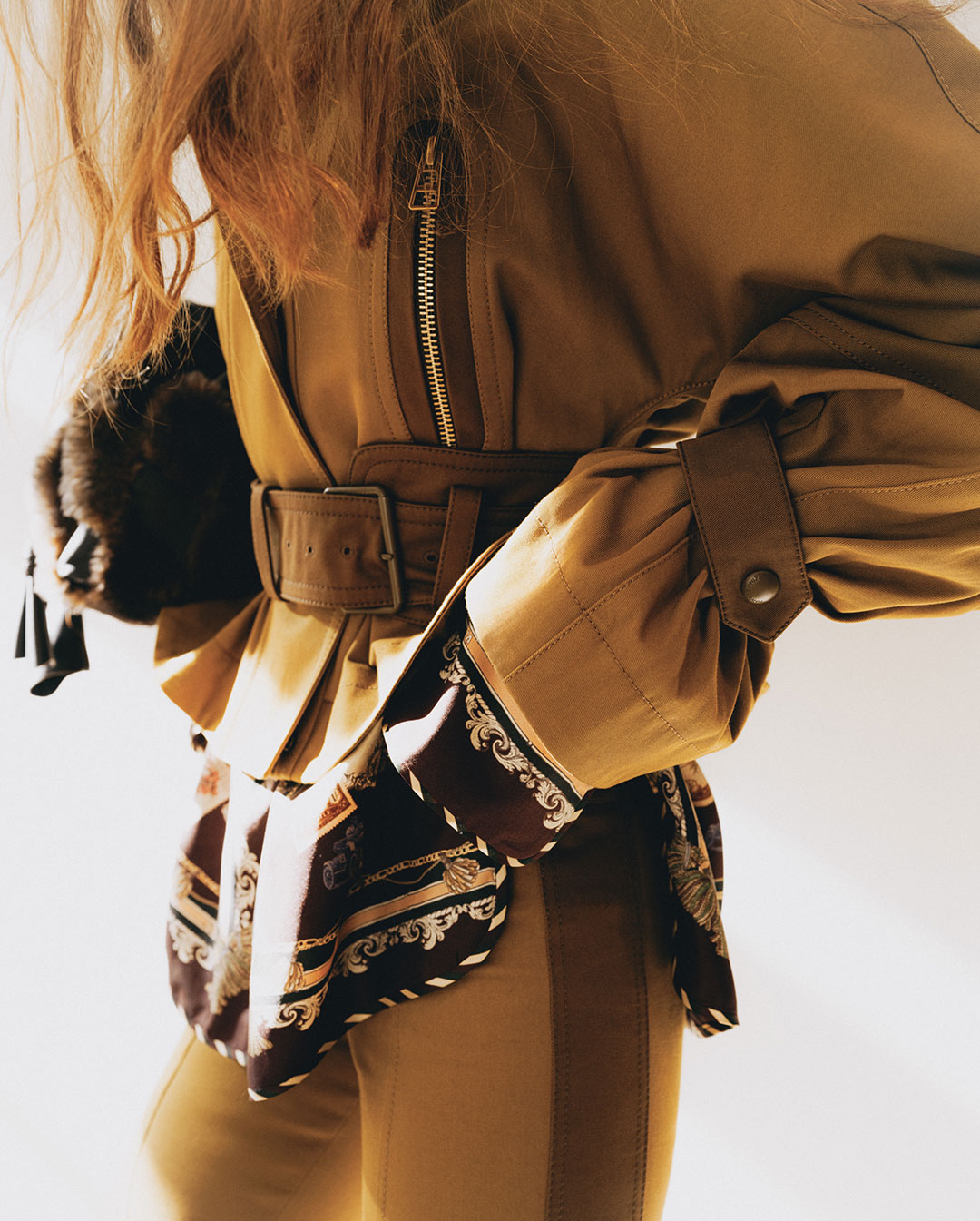 Conjunto que combina seda, terciopelo y otras texturas mediante superposiciones características de la colección Trailblazer Otoño 2026.