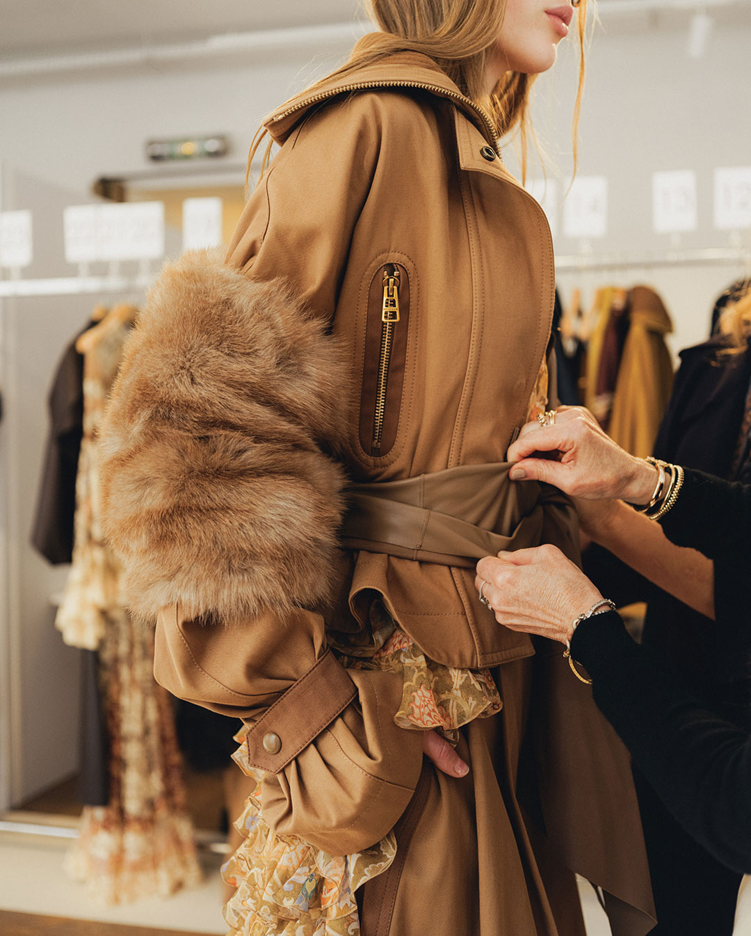 Conjunto que combina seda, terciopelo y otras texturas mediante superposiciones características de la colección Trailblazer Otoño 2026.