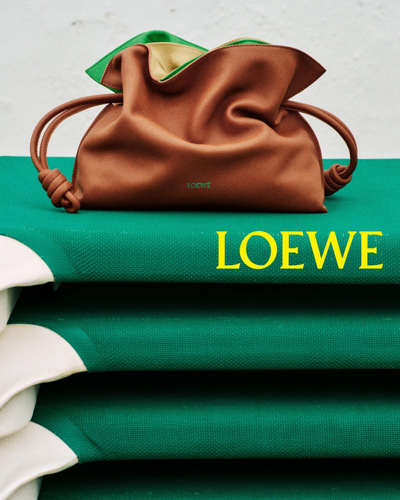Bolso clutch de Loewe fotografiado como objeto escultórico en la campaña Pre-Fall 2026