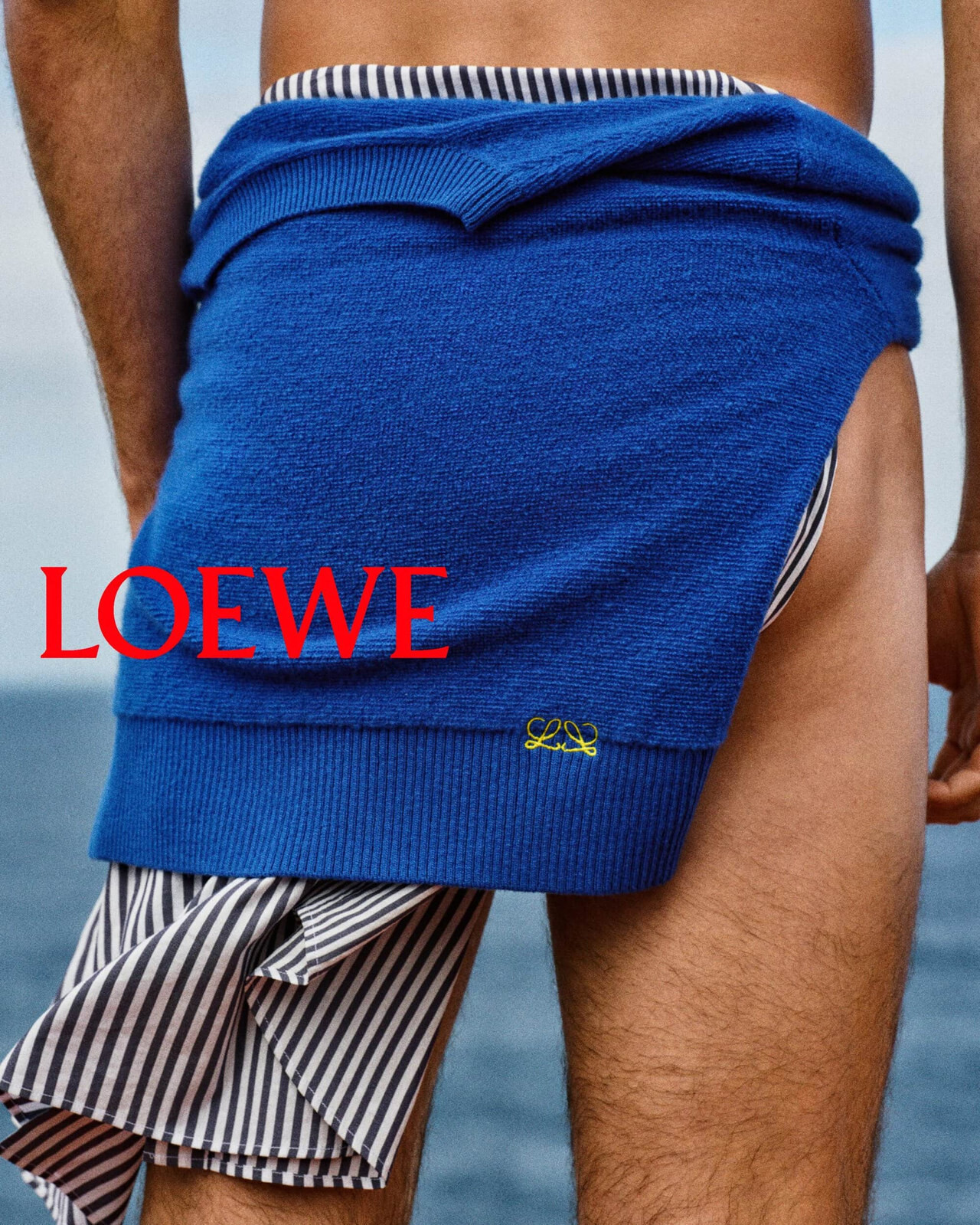 Modelo con silueta fluida en paisaje volcánico durante la campaña Pre-Fall 2026 de Loewe