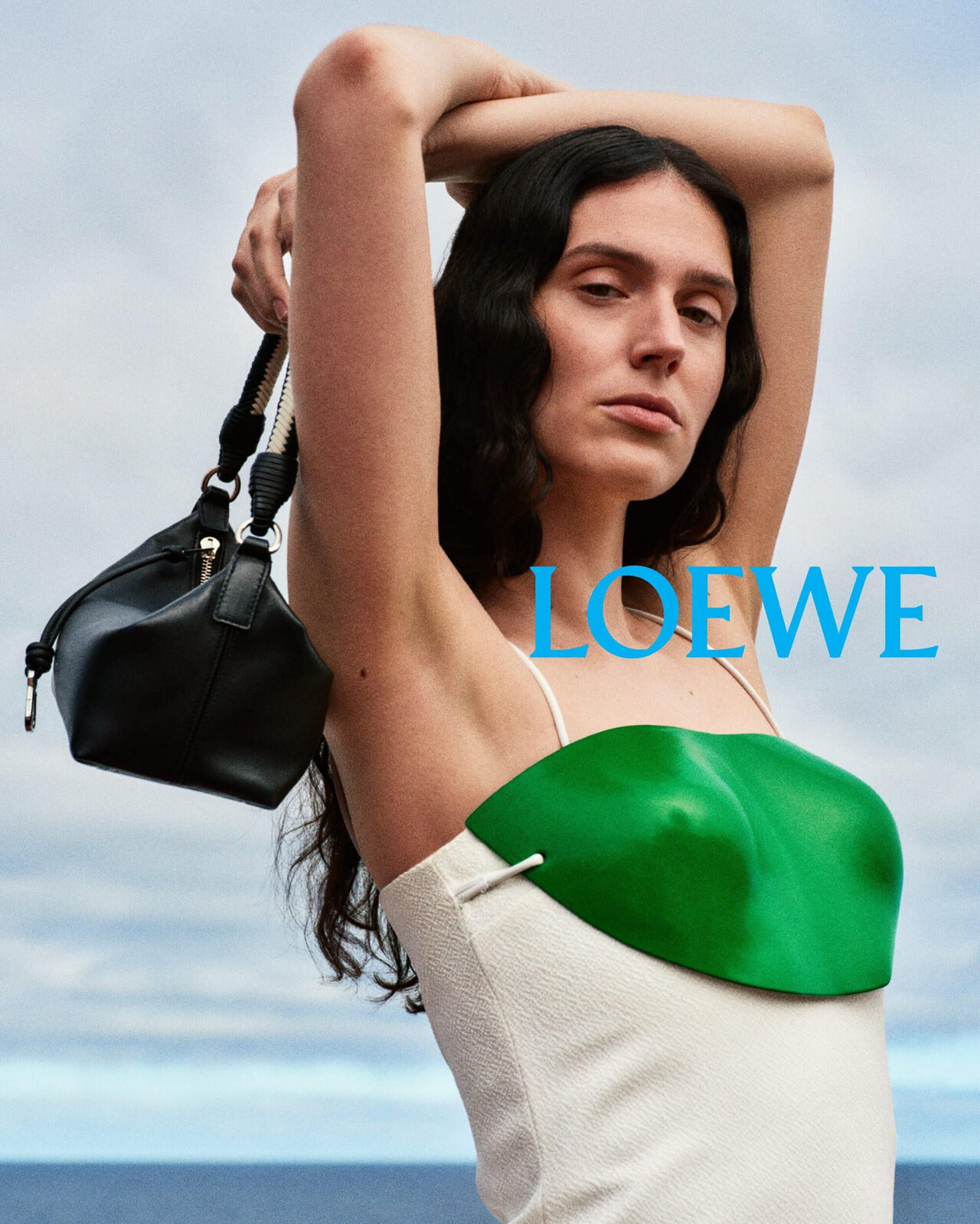 Detalle de accesorios escultóricos de cuero en la campaña Pre-Fall 2026 de Loewe