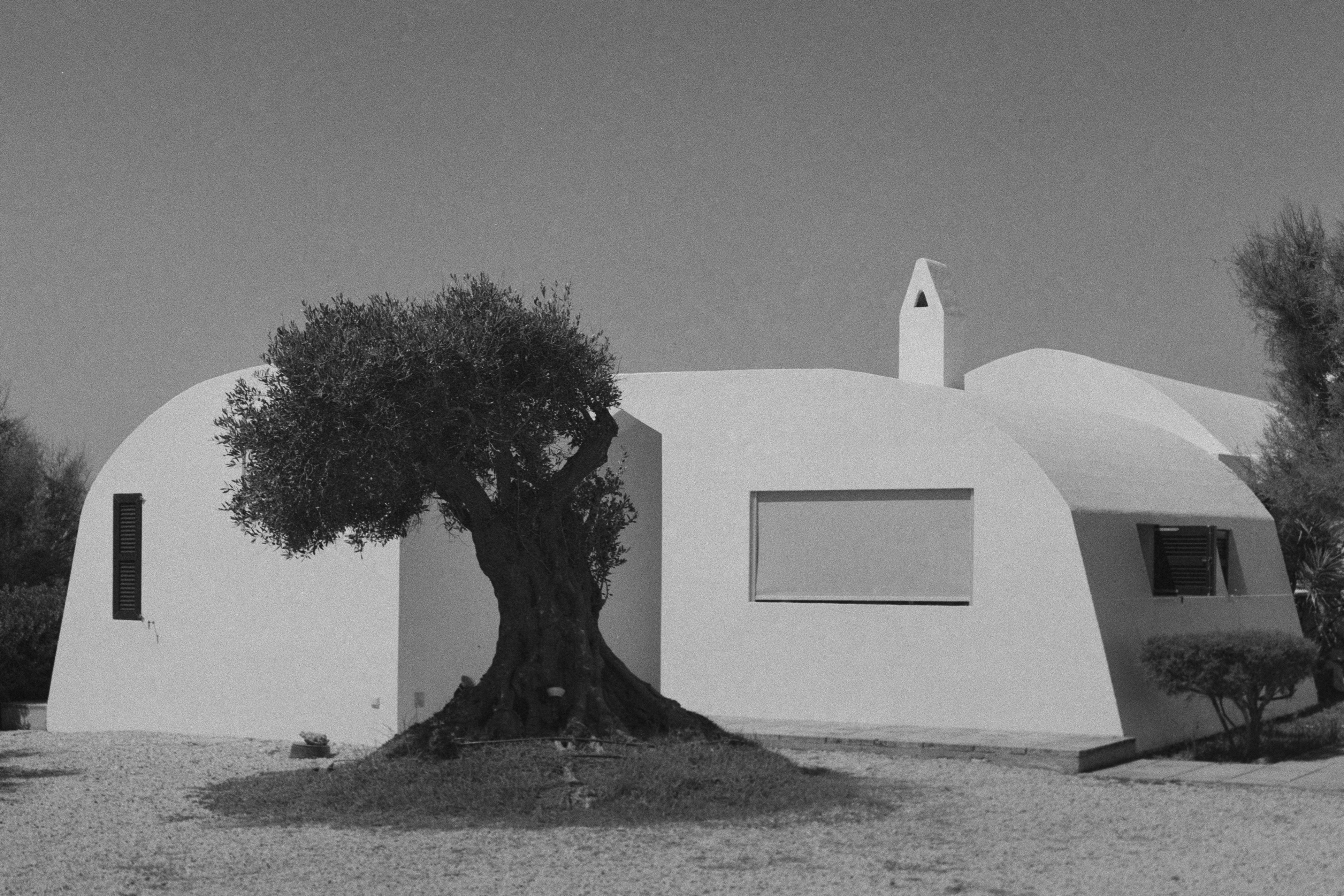 Casa tradicional menorquina en blanco y negro en las Islas Baleares