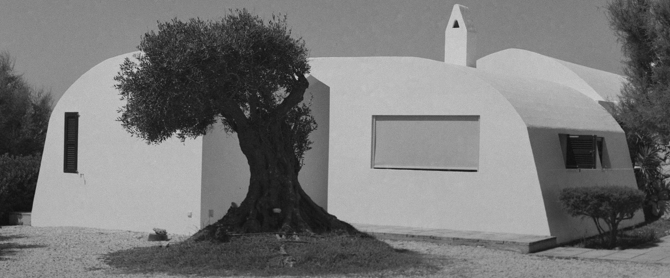 Casa menorquina de arquitectura rústica fotografiada en blanco y negro.