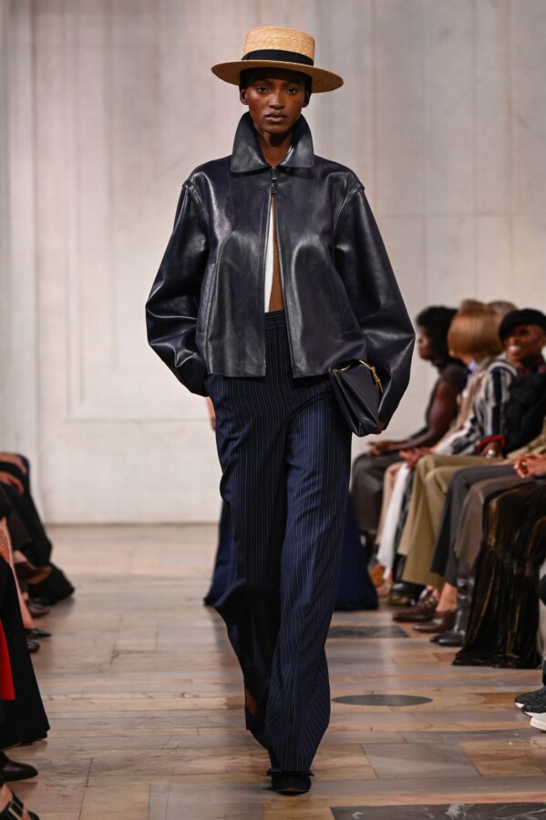 Modelo con chaleco de piel de oveja degradada durante el desfile de Ralph Lauren Primavera/Verano 2027