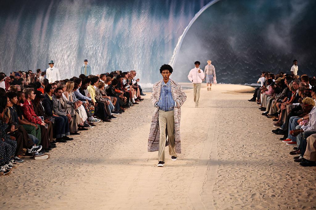 Cierre del desfile Louis Vuitton SS27 con agua y movimiento como lenguaje visual