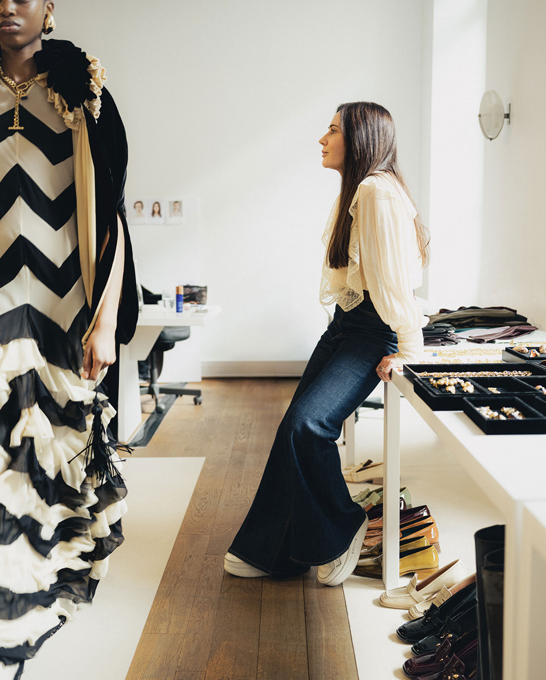 La directora creativa Nicky Zimmermann durante el desarrollo de la colección Trailblazer Otoño 2026.