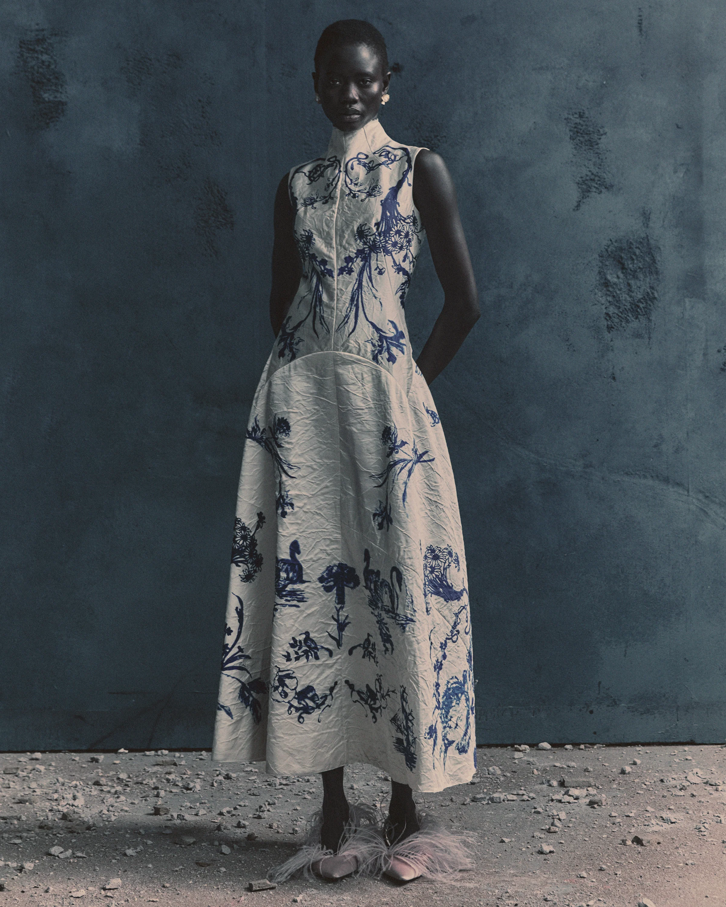 Modelo con un total look de ERDEM de gran volumen decorado con motivos florales